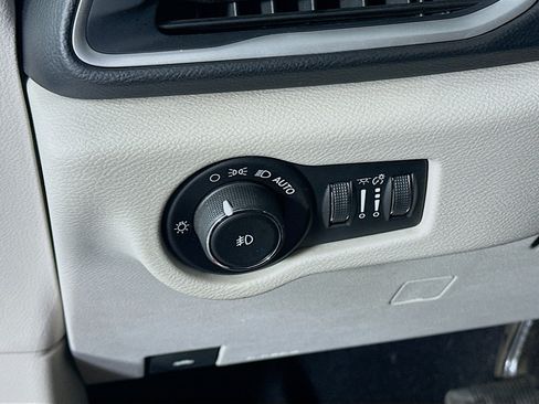 Used 2018 Chrysler Pacifica Touring-L FWD image 17