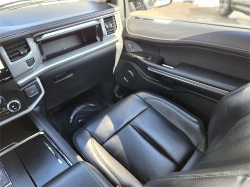Used 2022 Ford Expedition XLT image 15