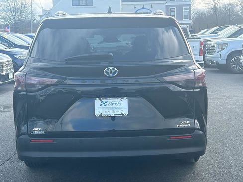 Used 2023 Toyota Sienna XLE image 5