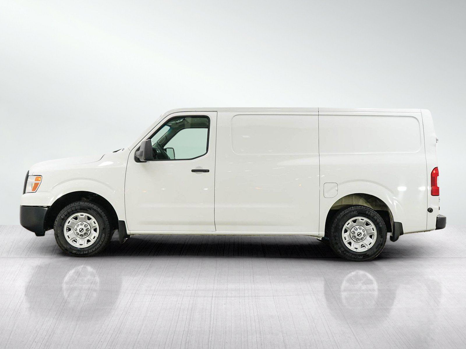Used 2018 Nissan NV 2500 SV w/ Navigation Package RWD image 2