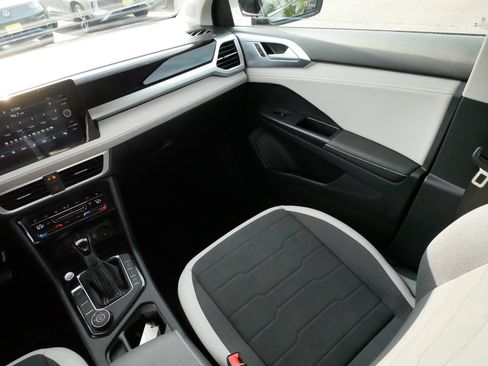 Certified 2025 Volkswagen Taos SE w/ Panoramic Sunroof Package AWD/4WD image 11