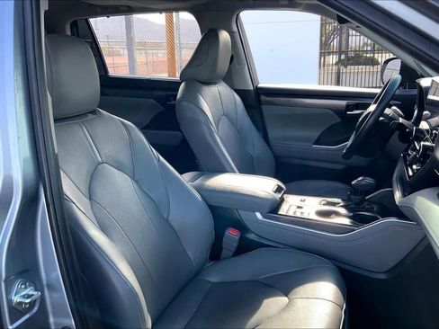 Used 2024 Toyota Highlander Limited image 8