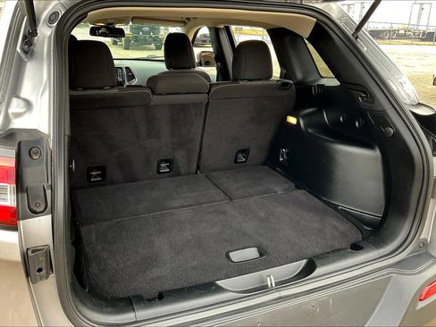 Used 2017 Jeep Cherokee Sport image 19