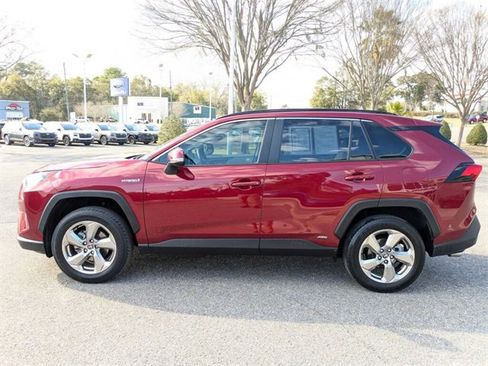 Used 2021 Toyota RAV4 XLE Premium image 11
