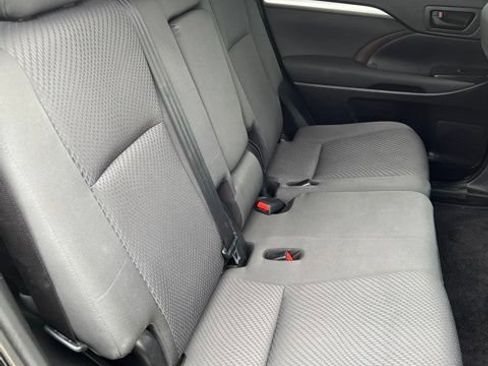 Used 2019 Toyota Highlander LE AWD/4WD image 14