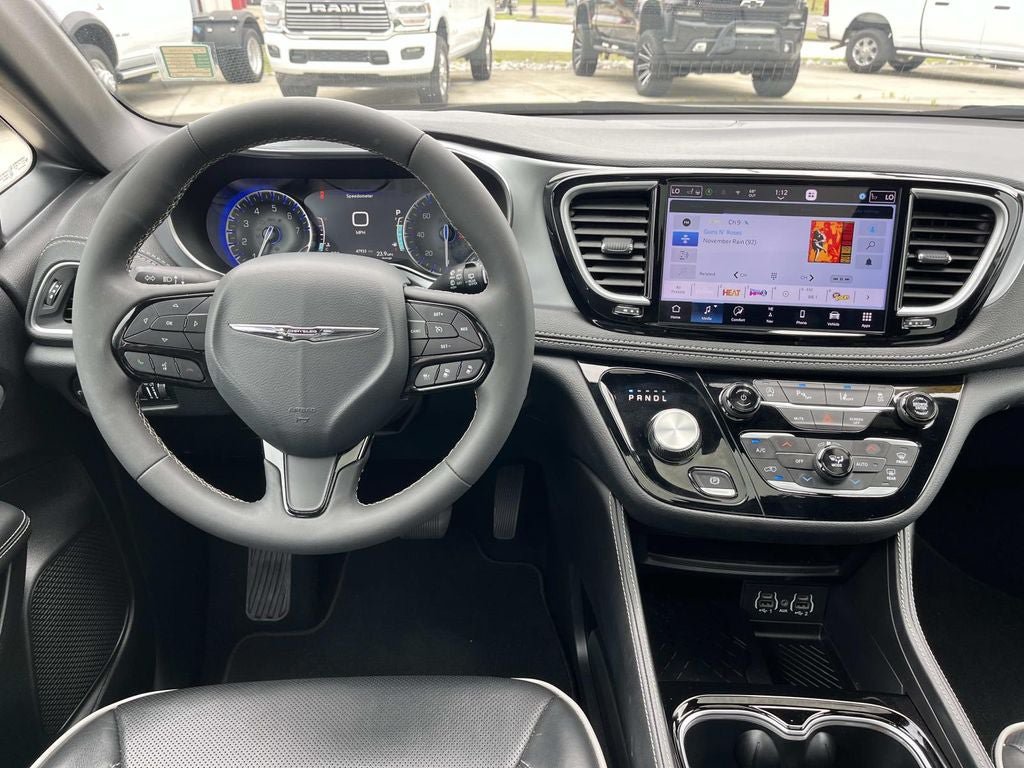 Used 2025 Chrysler Pacifica Limited FWD image 10
