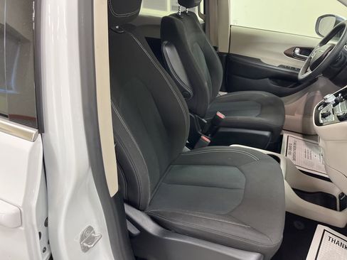 Used 2022 Chrysler Voyager LX image 18