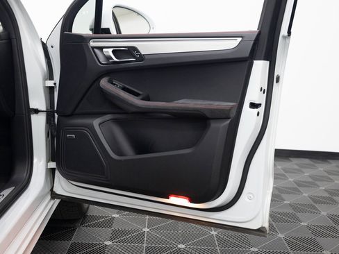 Certified 2017 Porsche Macan GTS image 29