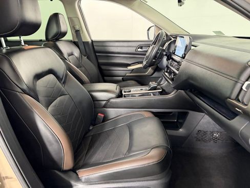 Used 2024 Nissan Pathfinder Platinum image 34