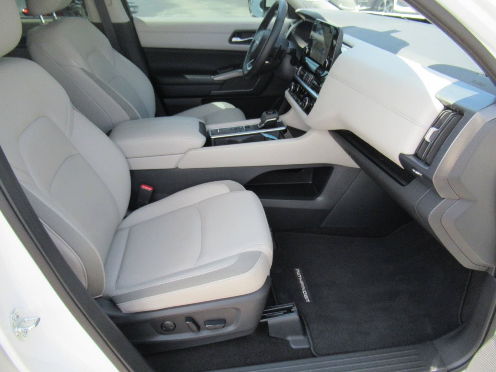 Used 2024 Nissan Pathfinder SL w/ SL Premium Package FWD image 11
