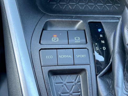 Used 2021 Toyota RAV4 XLE w/ Convenience Package FWD image 34