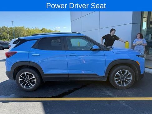 Used 2024 Chevrolet TrailBlazer LT w/ Convenience Package FWD image 3
