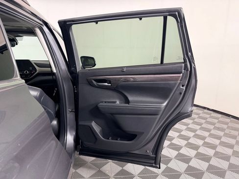 Used 2024 Toyota Highlander Limited FWD image 32