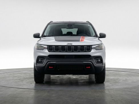 Used 2025 Jeep Compass Trailhawk AWD/4WD image 2