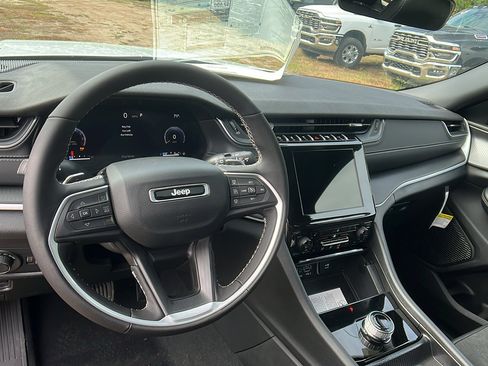 New 2025 Jeep Grand Cherokee L Altitude image 23
