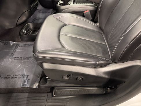 Used 2023 Chrysler Pacifica Touring-L w/ S Appearance Package image 19