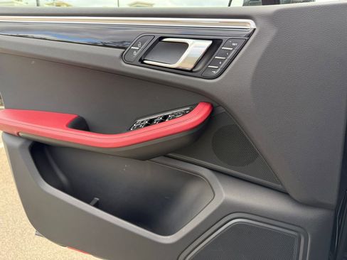 Used 2025 Porsche Macan image 26