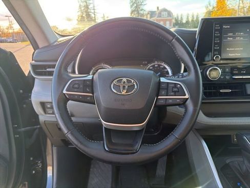 Used 2022 Toyota Highlander XLE image 24