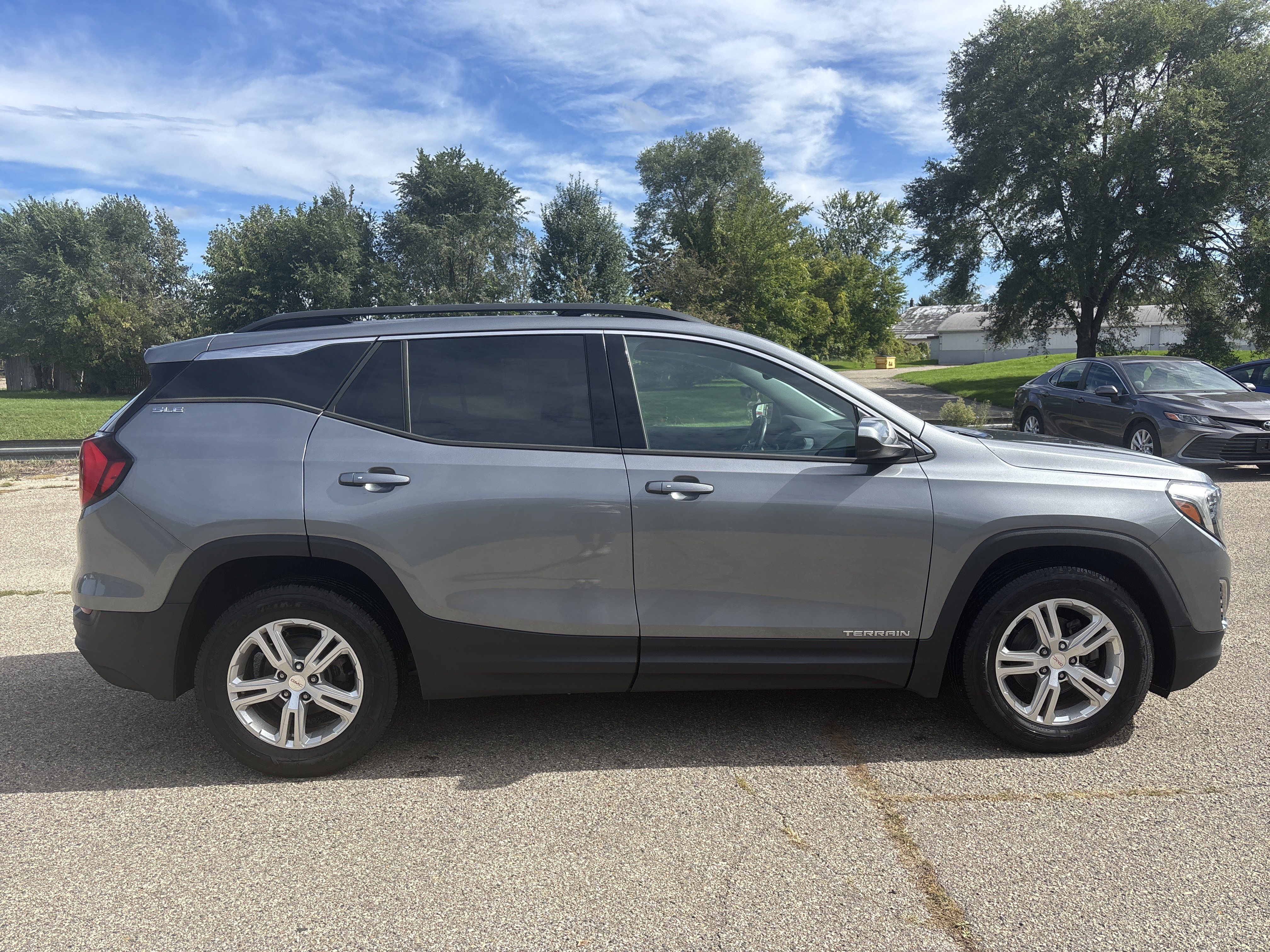 Used 2019 GMC Terrain SLE w/ Driver Convenience Package FWD image 2
