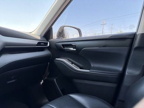Used 2022 Toyota Highlander XLE image 24
