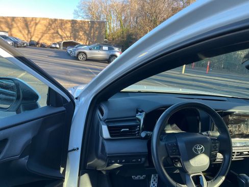 Used 2025 Toyota Camry SE image 32