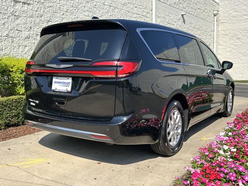 Used 2024 Chrysler Pacifica Touring-L FWD image 8