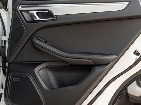 Certified 2026 Porsche Macan AWD/4WD image 36