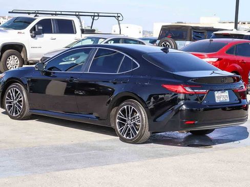 Used 2025 Toyota Camry XLE FWD image 6