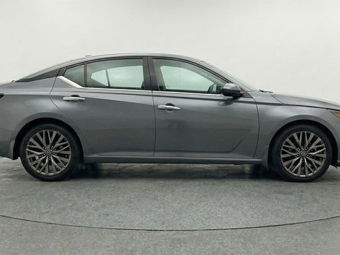 Used 2025 Nissan Altima 2.5 SV image 11