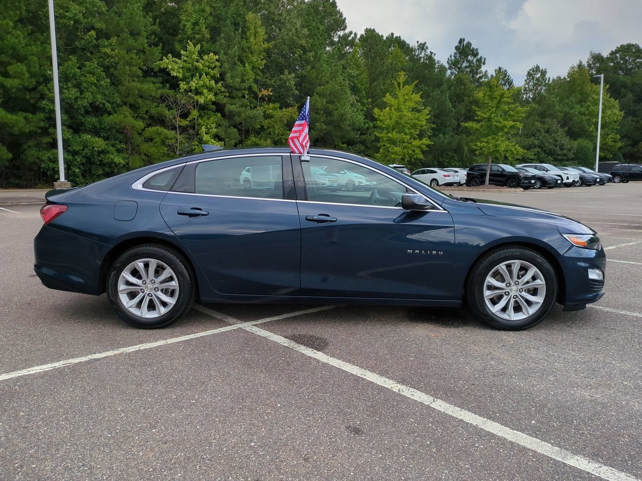 Used 2019 Chevrolet Malibu LT w/ Driver Confidence Package II FWD image 3
