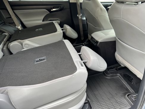 Used 2021 Toyota Highlander XLE image 26