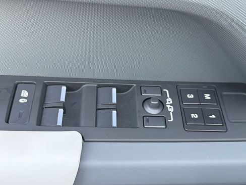 Used 2025 Land Rover Defender 130 X-Dynamic SE AWD/4WD image 46