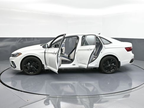 Used 2025 Volkswagen Jetta SE w/ Black Wheel Package image 37