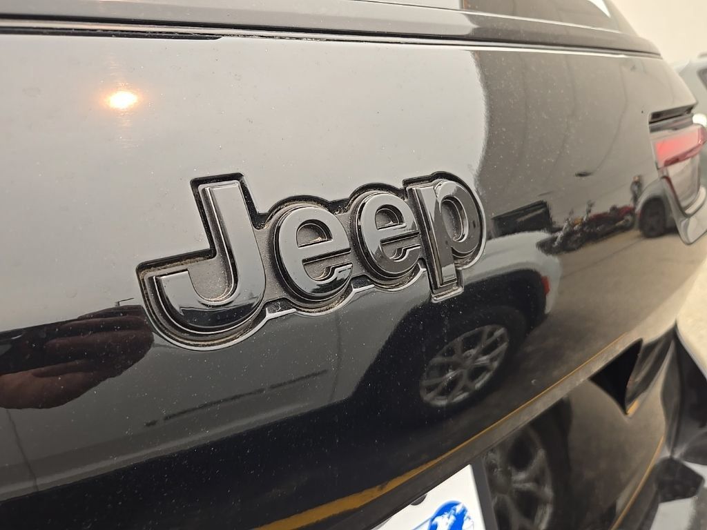 Used 2023 Jeep Grand Cherokee L Laredo AWD/4WD image 9