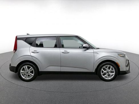 Used 2025 Kia Soul LX w/ LX Technology Package FWD image 8