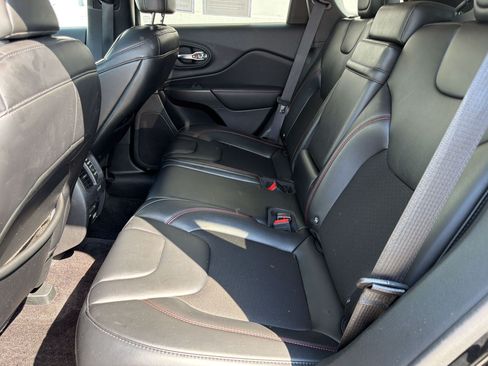 Used 2019 Jeep Cherokee Trailhawk w/ Comfort/Convenience Group AWD/4WD image 21