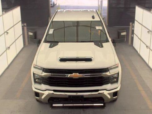 Used 2024 Chevrolet Silverado 2500 LT AWD/4WD image 17