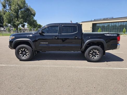 Used 2017 Toyota Tacoma TRD Off-Road w/ Tow Package (A/T) AWD/4WD image 2