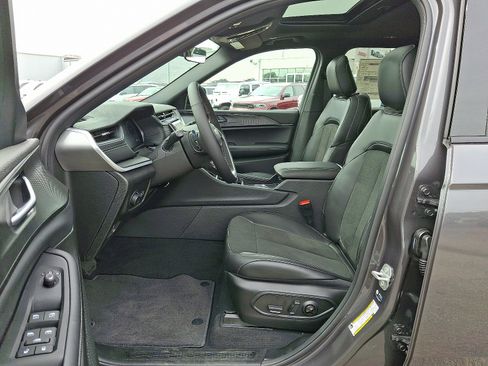 New 2025 Jeep Grand Cherokee L Altitude image 9