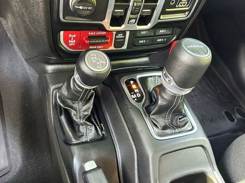 Certified 2025 Jeep Gladiator Sport AWD/4WD image 15