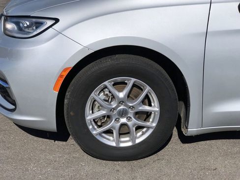 Used 2024 Chrysler Pacifica Touring-L FWD image 2