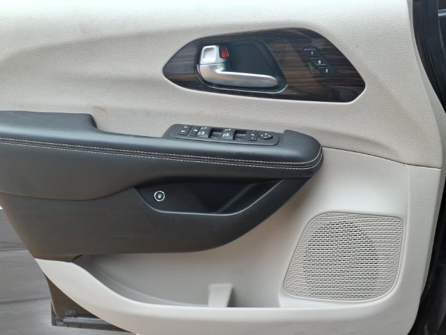 Used 2023 Chrysler Pacifica Limited FWD image 15
