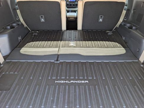 Used 2025 Toyota Highlander XLE AWD/4WD image 23