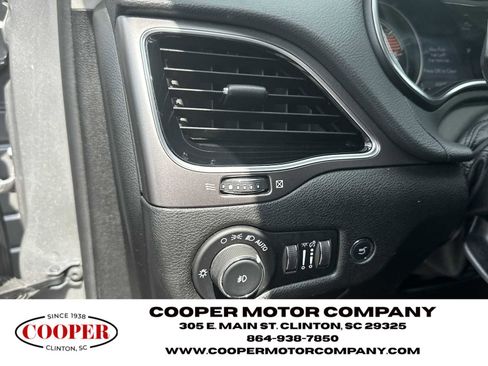 Used 2021 Jeep Cherokee Limited image 32