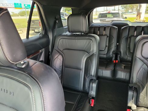 Used 2019 Ford Explorer Platinum AWD/4WD image 10
