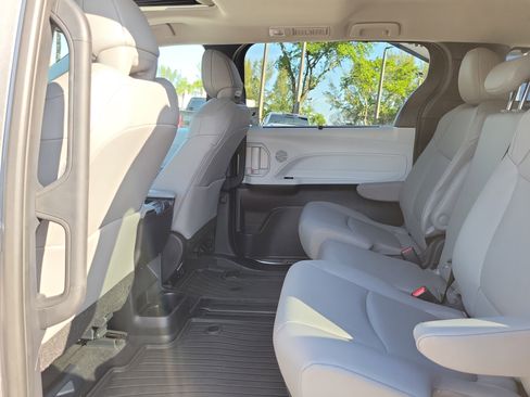 Used 2026 Toyota Sienna XLE FWD image 15
