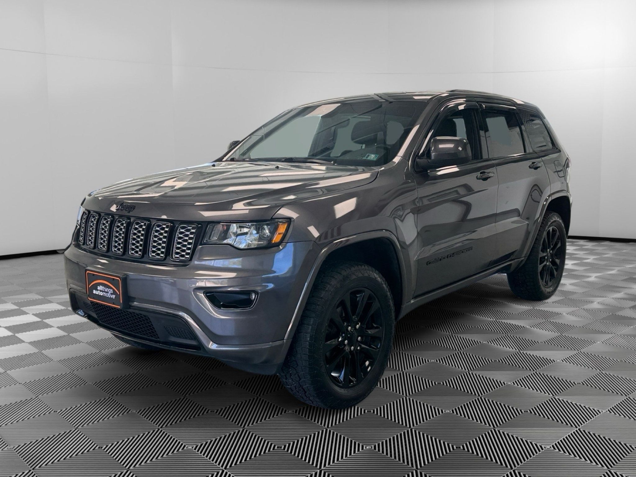Used 2018 Jeep Grand Cherokee Altitude AWD/4WD image 4