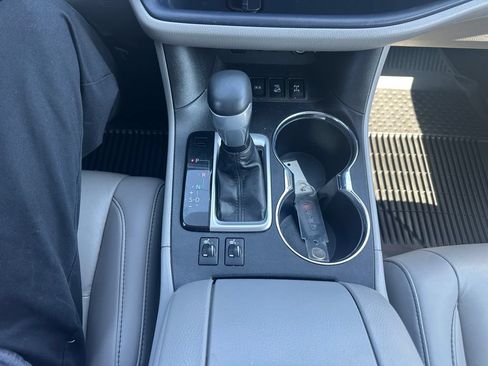Used 2019 Toyota Highlander XLE AWD/4WD image 19