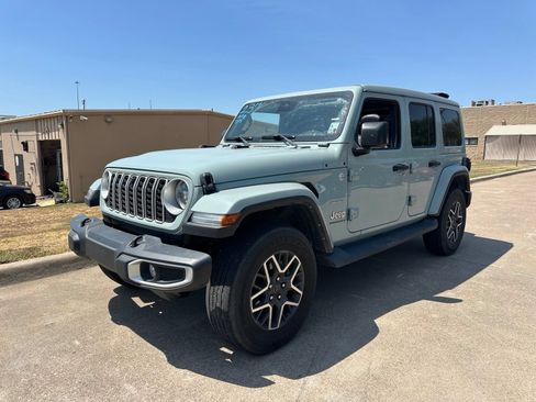 Used 2024 Jeep Wrangler Unlimited Sahara w/ Technology Group AWD/4WD image 3