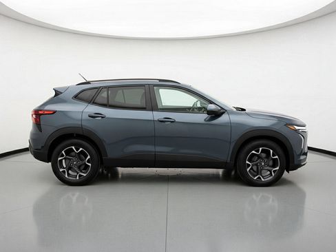 Used 2025 Chevrolet Trax LT FWD image 11